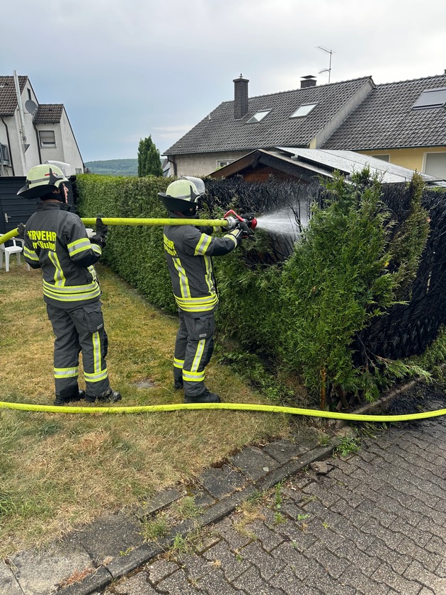 FW-EN: Brand einer Hecke löst Feuerwehreinsatz aus