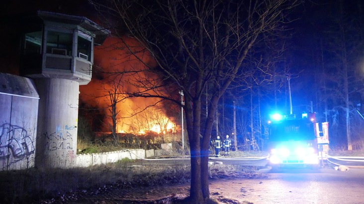 FW Celle: Scheunenbrand in Hustedt - Asbest und schwierige Wasserversorgung erschweren Löschmaßnahmen