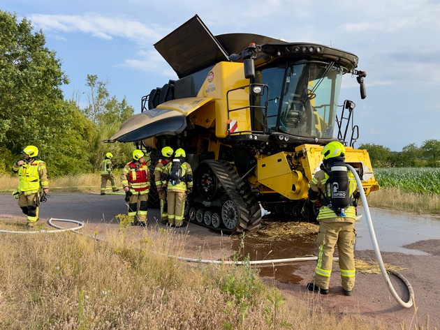 FW-OLL: Mähdrescherbrand bei Erntearbeiten - Umsichtiges Handeln verhindert Flächenbrand