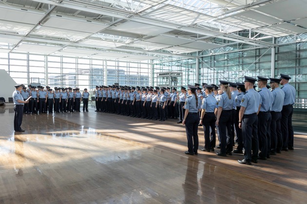 Bundespolizeidirektion München: Willkommen im Dienst: 100 neue Bundespolizistinnen und Bundespolizisten verstärken die Bundespolizei am Flughafen München