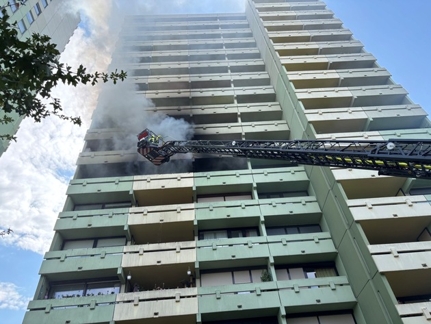 Feuerwehr MTK: Wohnungsbrand in Hochhaus der Hochheimer Weststadt - Keine Verletzten