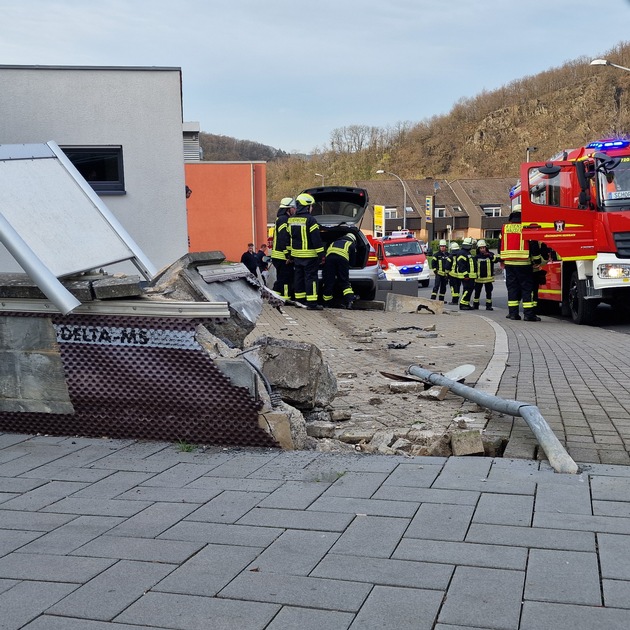 FW Heimbach: Verkehrsunfall in Heimbach - PKW durchbricht Mauer und verursacht Hohen Sachschaden