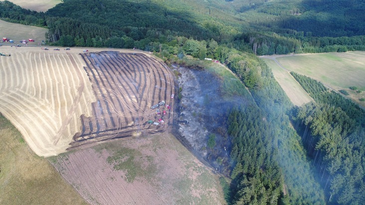 POL-PDWIL: Wald- und Flächenbrand in Schönecken infolge eines Brandes einer Heuballenpresse