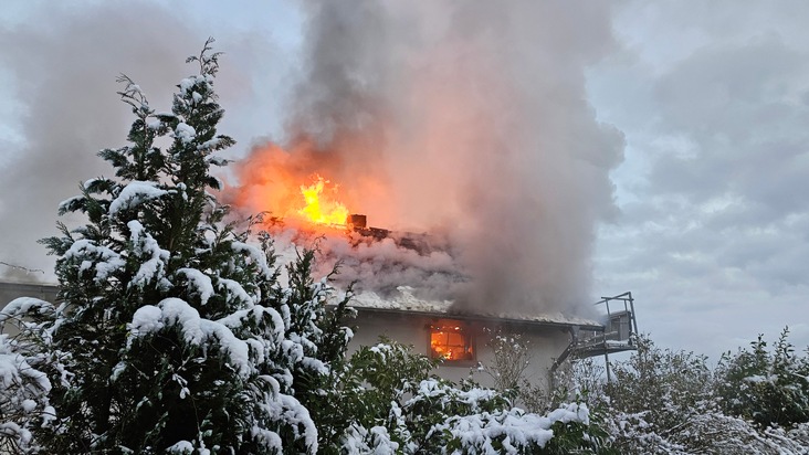 FW Burscheid: Dachstuhlbrand zerstört Wohnhaus