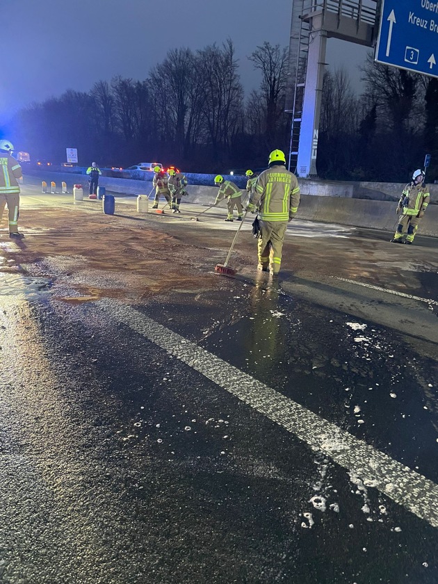 FW Ratingen: Mehrere PKW-Brände auf der BAB3 - Vollsperrung der A3 in Fahrtrichtung Köln, Feuerwehr Ratingen im Einsatz