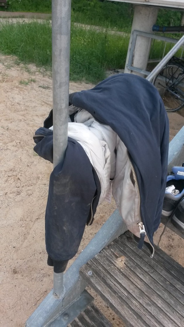 POL-HRO: Kleidungsstücke am Strand gefunden - Polizei bittet um Mithilfe