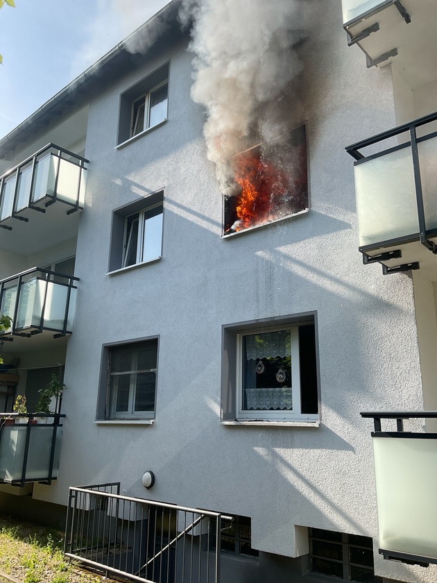 FW-MH: Zimmerbrand mit Person