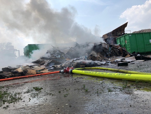 FW Xanten: Brennende Müllpresse auf einem Wertstoffhof