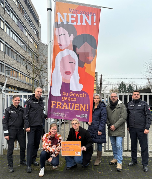 POL-CE: Polizeiinspektion Celle setzt Zeichen gegen Gewalt an Frauen - Orangefarbene Fahne gehisst