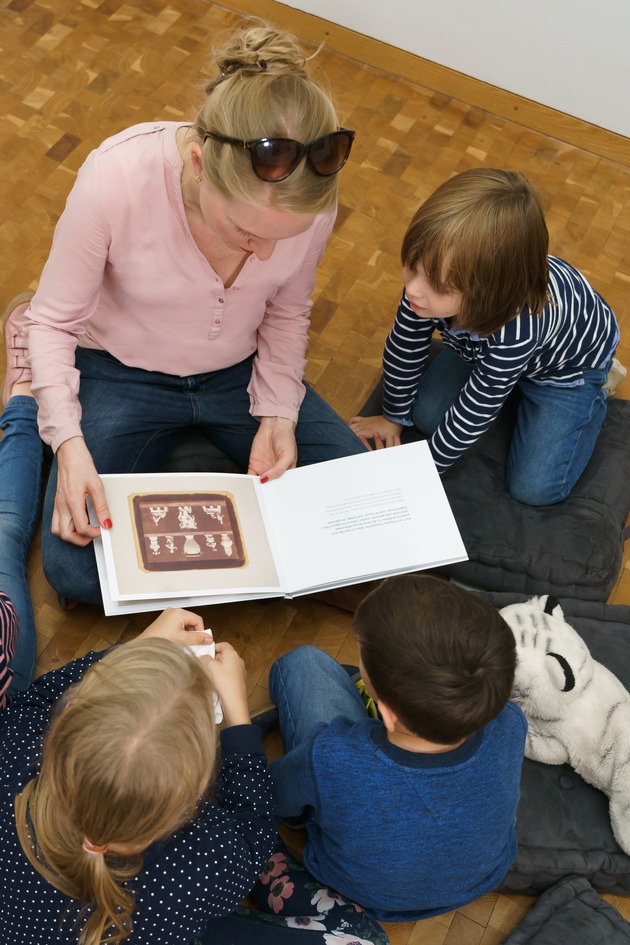 Anfassen, anschauen, durchblättern: Pixum reproduziert für das Museum Ludwig eines der ältesten Fotobücher der Welt neu als Kinderbuch