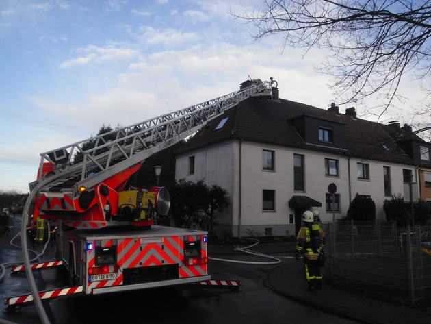 FW-BOT: Bottrop-Batenbrock; Dachstuhlbrand nach Blitzschlag