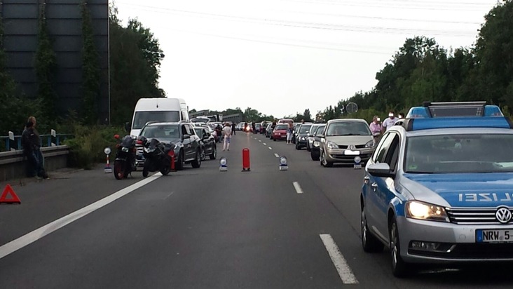 FW-RE: Verkehrsunfall mit sechs verletzten Personen