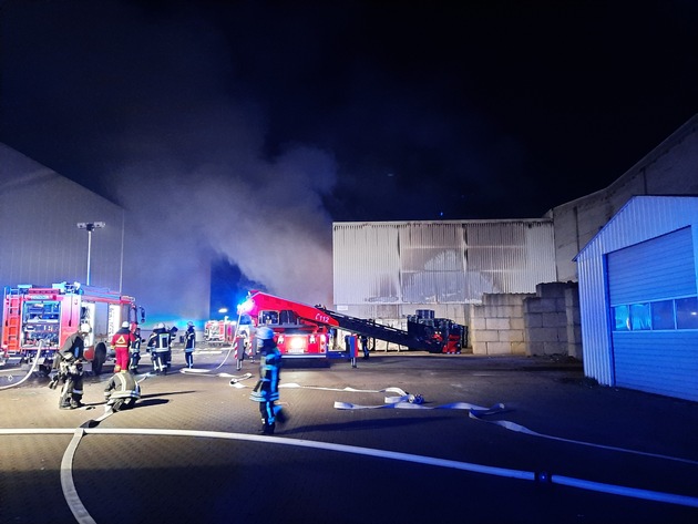 POL-ME: Lagerhalle von Entsorgungsfirma abgebrannt - die Polizei ermittelt zur Brandursache - Langenfeld - 2111077