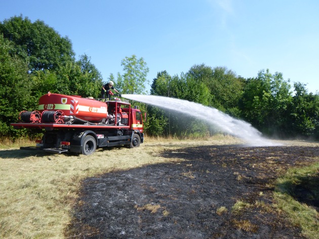 FW-DO: Feuerwehr löscht einen ausgedehnten Flächenbrand an der Stadtgrenze zu Lünen