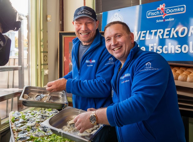 RID-Weltrekord in Heringsdorf – Fischsommelier Domke serviert größtes Bismarckheringsbrötchen der Welt