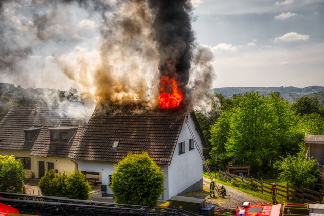 FW-GL: Dachstuhlbrand mit hohem Sachschaden im Stadtteil Bärbroich von Bergisch Gladbach