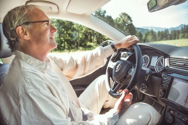 Charakterdarsteller trifft Raumriesen: August Zirner testet neuen SKODA Superb Combi (FOTO)