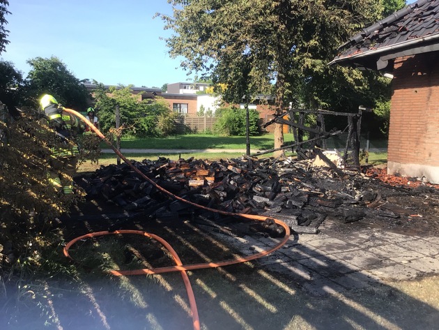 FW Paderborn: Gemeldeter Gartenhüttenbrand mit Ausbreitung auf Dachstuhl in Paderborn-Sennelager