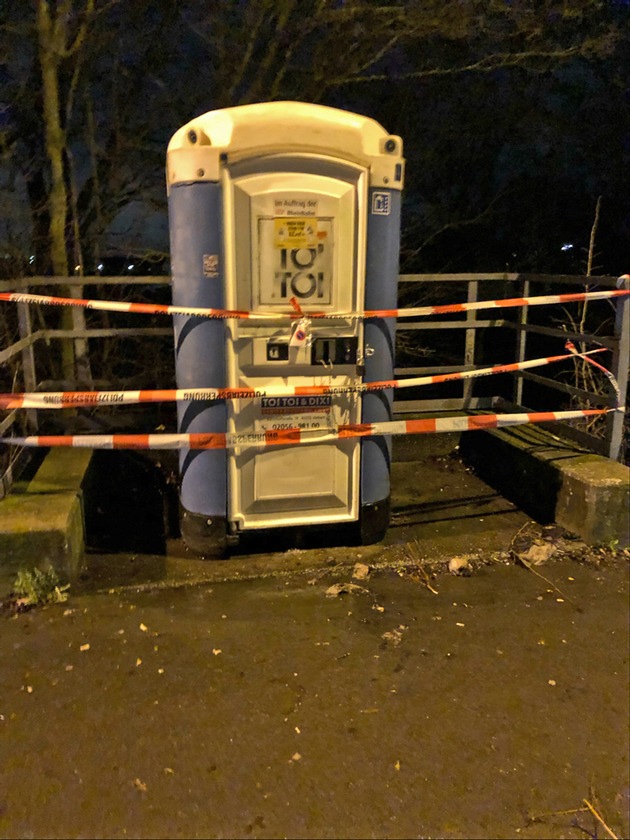 POL-ME: Sachbeschädigung an mobilem Toilettenhaus mit Feuer - Langenfeld - 2201044
