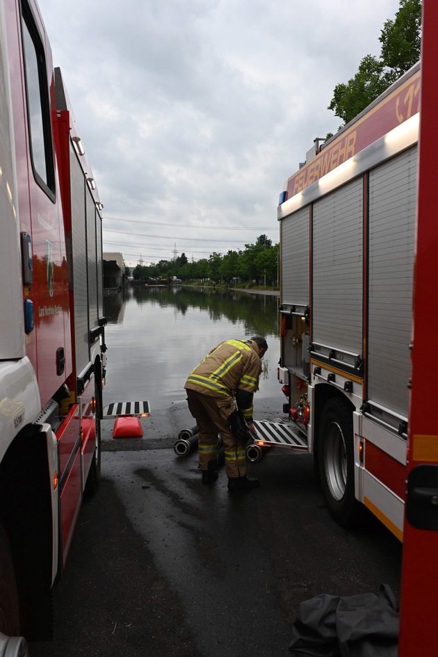 FW Pulheim: Logistikhalle drohte nach starkem Regen mit Wasser vollzulaufen