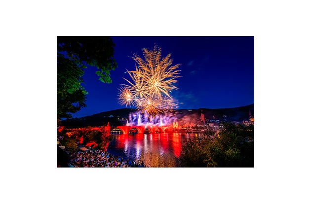 Roter Feuerschein und funkelnder Himmel