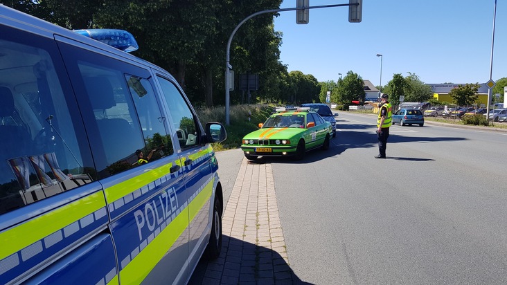 POL-HM: Teilnehmerfeld der &quot;Carbage Run Nederland&quot; fährt durch das Weserbergland - Kontrolle der Fahrzeuge in Hameln