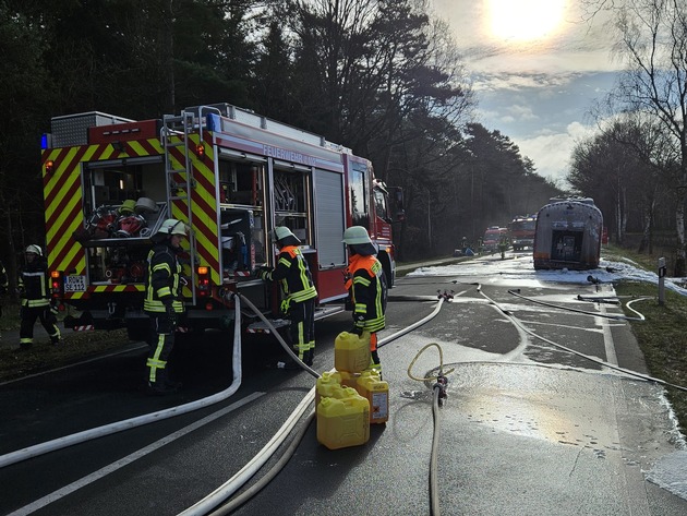 FW-ROW: Brennender LKW auf der B71 bei Brauel