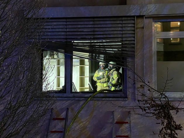 FW-GL: Brand in Patientenzimmer eines Krankenhauses in Bergisch Gladbach löst Großeinsatz für die Feuerwehr aus