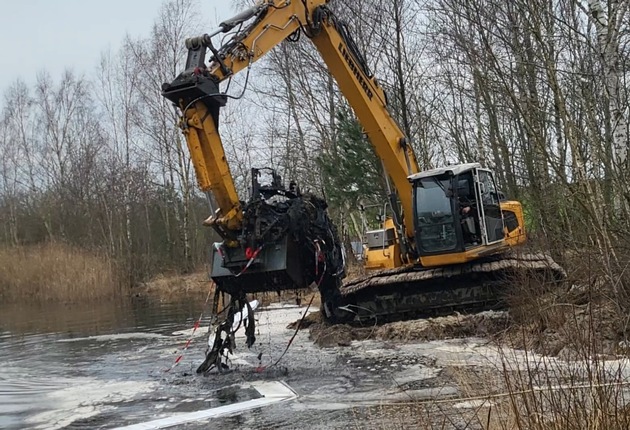 POL-CUX: PKW Bergung in Lunestedt - Überreste können aus dem See geborgen werden - derzeit keine Hinweise auf eine Straftat (Lichtbilder in der Anlage)