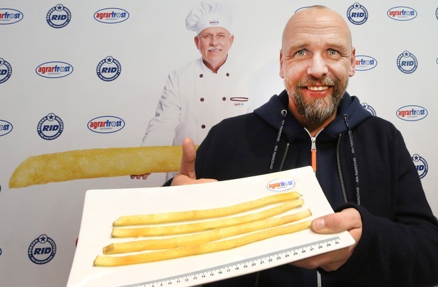 Agrarfrost GmbH & Co. KG: Agrarfrost holt Weltrekord "Längste Pommes Frites der Welt" mit einer 27,2 cm langen Pommes Frites / Holger Stanislawski lässt sich "Weltrekord-Pommes Frites" auf dem Internorga-Stand schmecken