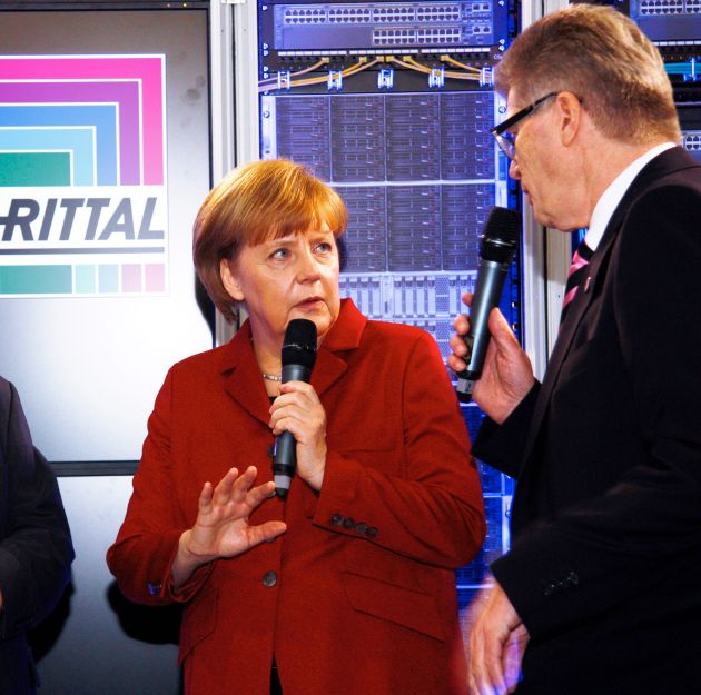 Angela Merkel und Donald Tusk besuchen Rittal auf der CeBIT 2013 (BILD)