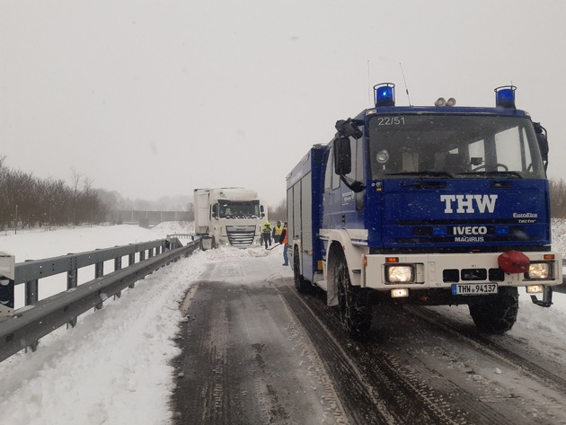 THW HB-NDS: Wintereinbruch: THW-Kräfte schleppen Fahrzeuge frei, begleiten Rettungsdienste und räumen Schneelasten von Dächern