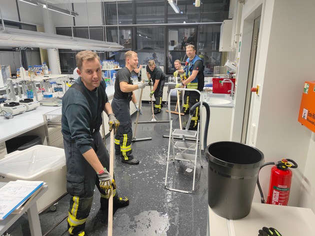 FW-KLE: Feuerwehr Kleve hilft bei Wasserschaden in der Hochschule Rhein-Waal