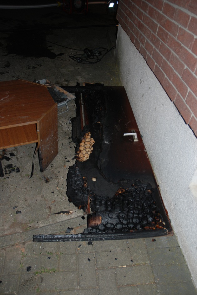 POL-STH: Brand im Mehrfamilienhaus Bewohner entgehen knapp einer Katastrophe