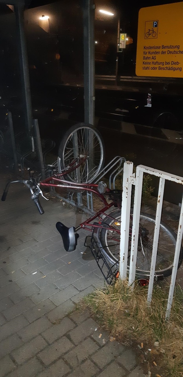 BPOLI-OG: Unbekannte beschädigen mehrere Fahrräder/Bundespolizei sucht Eigentümer