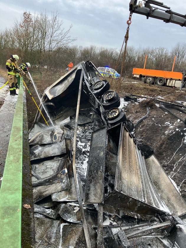 FW-HAAN: Sattelzug stürzt Böschung hinunter und brennt auf A46 vollständig aus - Feuerwehr Haan und Feuerwehr Solingen gemeinsam im Einsatz