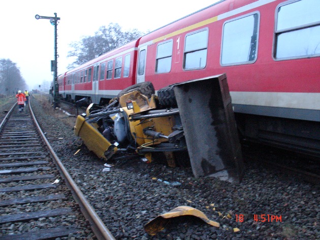 POL-WL: Radlader prallt auf Zug/ Fahrer tödlich verletzt