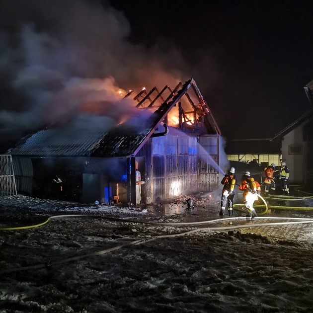 LRA-Ravensburg: Der Brand eines Maschinenschopfs in Eglofs-Schnaidt ruft Feuerwehren aus Argenbühl und Wangen auf den Plan. Hauptgebäude und untergestellter Verkaufswagen bleiben unversehrt.