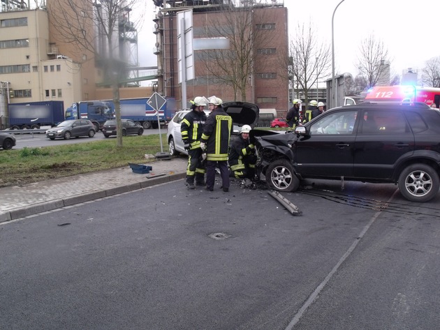 FW-AR: Drei leicht Verletzte nach Verkehrsunfall bei Arnsberg-Bruchhausen