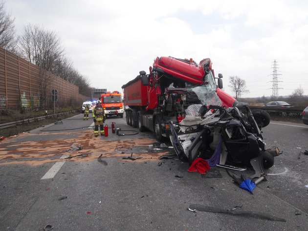 FW-BOT: Bottrop; Schwerer Verkehrsunfall auf der A42 4 Verletzte, 1 Hund gerettet.