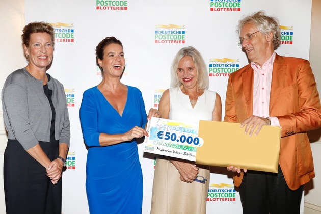 Katarina Witt ist Botschafterin der Deutschen Postcode Lotterie / Eiskunstlauflegende repräsentiert neue Soziallotterie und erhält einen Förder-Scheck für ihre Katarina-Witt-Stiftung
