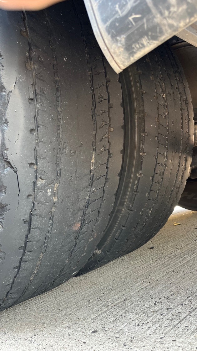 POL-HI: LKW mit mangelhaften Reifen auf der BAB 7 stillgelegt