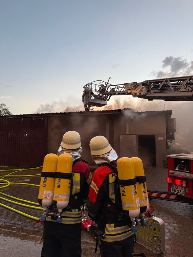 FW Überlingen: Großeinsatz / Dachstuhlbrand auf Landwirtschaftlichem Anwesen im Überlinger Teilort Bambergen auf dem Gut Neuhof / Feuer schnell unter Kontrolle
