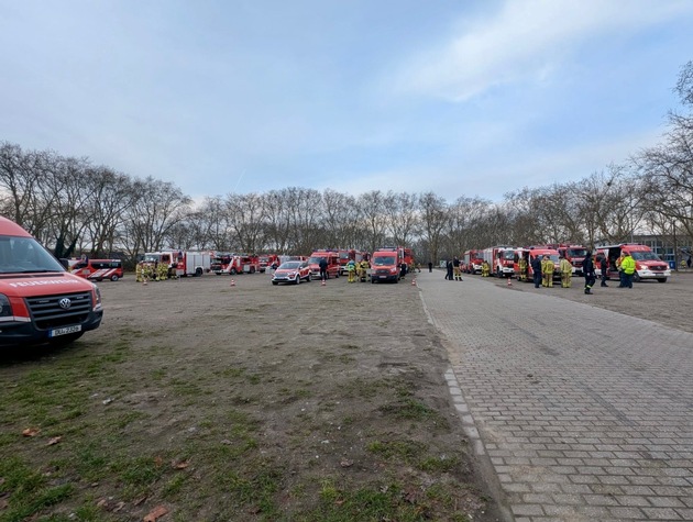 FW H&uuml;nxe: &Uuml;ber&ouml;rtliche Hilfe bei Gro&szlig;brand im Krefelder Hafen
