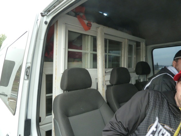 POL-VDKO: Polizei zieht Kleinbus-Gespann aus süd-osteuropäischem Raum aus dem Verkehr
- Fahrzeug wegen gefährlicher Mängel direkt stillgelegt