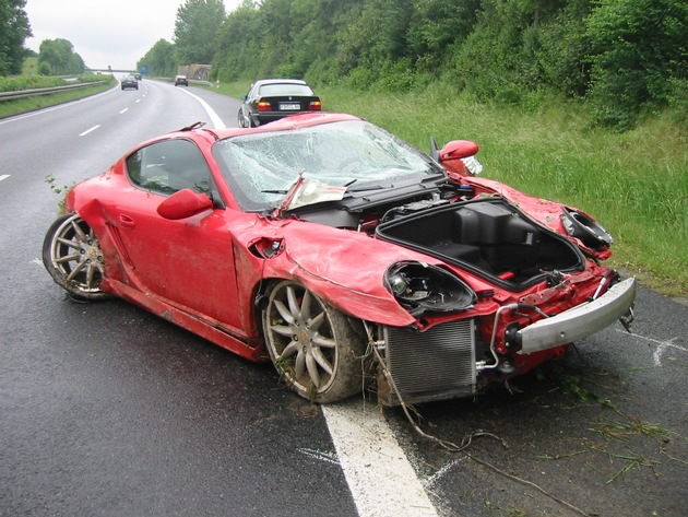 POL-F: 070518 - 0574 Bundesstraße 3: Schwerer Verkehrsunfall