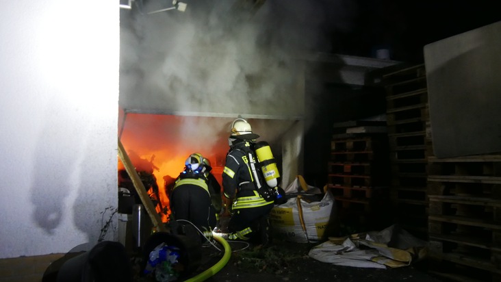 FW Celle: Garagenbrand, drei brennende PKW, unklare Feuermeldung und brennende Baustellentoilette - Einsatzreiche Nacht für die Feuerwehr Celle!
