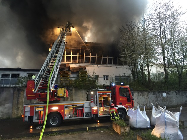 FW-Heiligenhaus: Großbrand fordert 150 Einsatzkräfte (Meldung 10/2016)