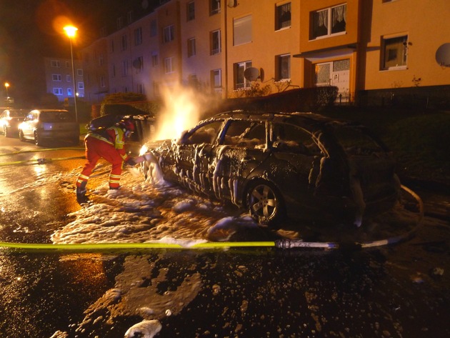 FW-Heiligenhaus: Auto im Nonnenbruch ausgebrannt (Meldung 32/2016)