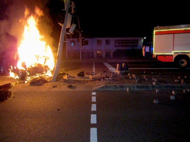 POL-HM: Pkw prallt gegen Ampelmast - Fahrzeug gerät in Brand - couragierter Ersthelfer rettet verletzten Fahrer - Bundesstraße 1 voll gesperrt